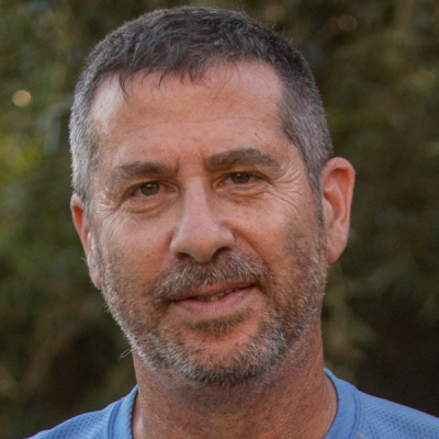 רז בירן לוכד נחשים ומדביר