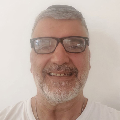 אדם אחזקות