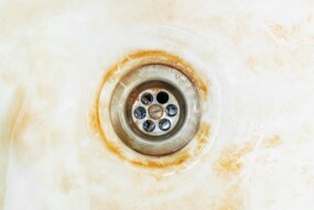 ריח של ביוב מהניקוז באמבטיה