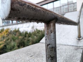 מעקה חלוד מעקה חלוד