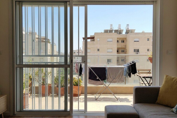 סורג הזזה ביציאה למרפסת בדירה