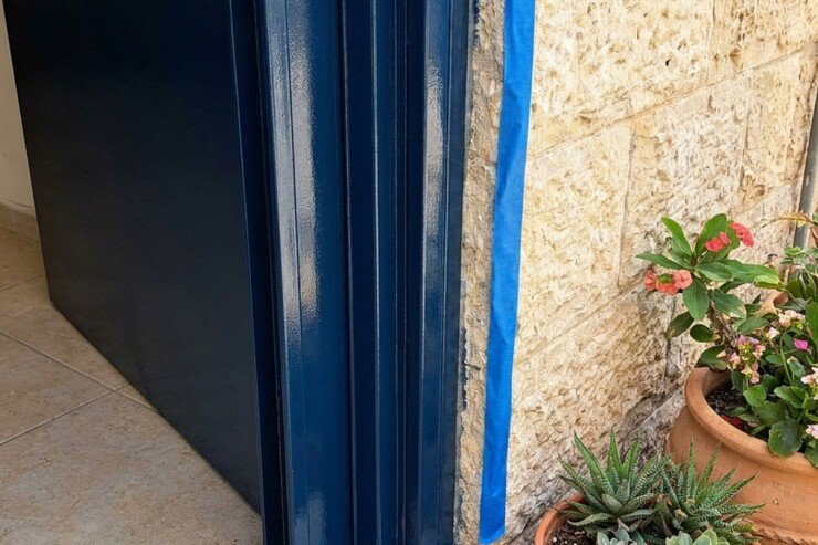 משקוף פלדלת צבוע וגלוסי לאחר עבודת צביעה מקצועית