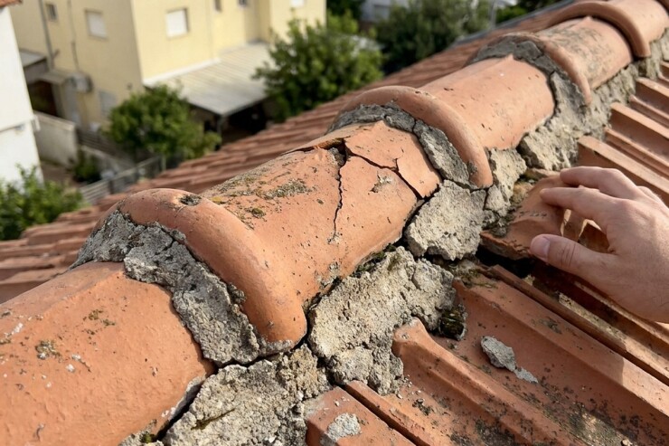 סדקים בבטון של רוכבים בגג רעפים