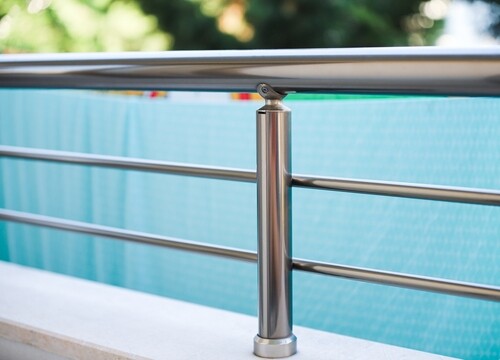 מעקה אלומיניום