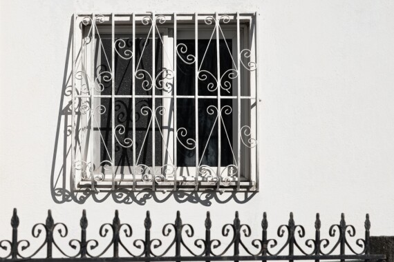 כשהבטיחות קורסת: המדריך לטיפול מיידי בסורגים רופפים ומסוכנים