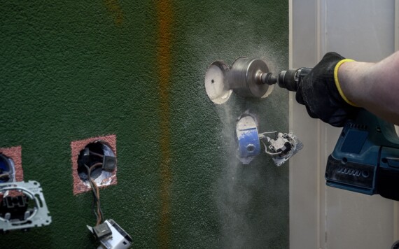 הזזת מתג חשמל: מתי חובה לשבור קיר ומתי לא? 