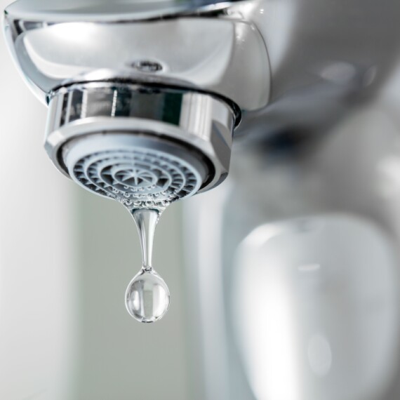 מים חמים בטפטוף? כך תתמודדו עם זרם חלש בברז אחד