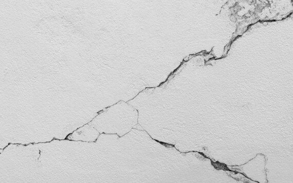 סדקים בקירות: מתי זו בעיה קוסמטית ומתי נזק כבד