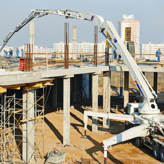 צינור משפך מעלה את התערובת לתוך הגג צינור משפך מעלה את התערובת לתוך הגג