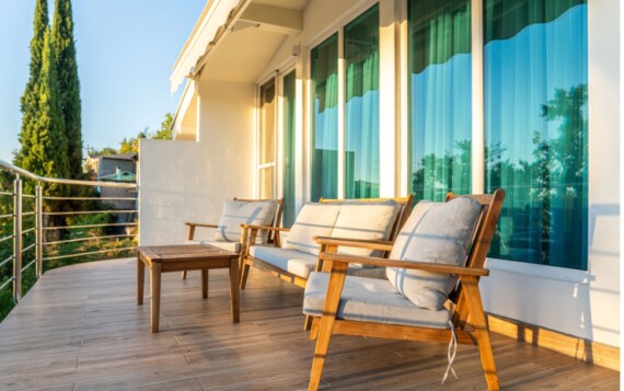 איטום מרפסת פתוחה: הסימנים הראשונים לנזק ומה לעשות לפני הגשם הראשון