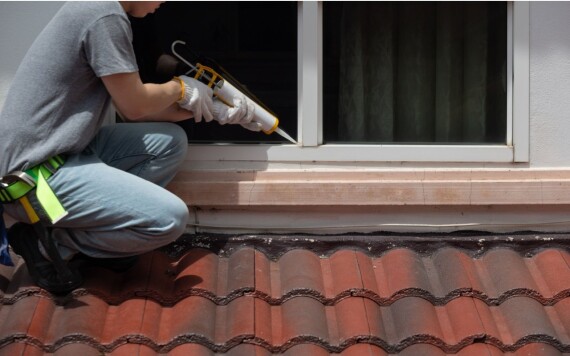 איטום חלונות ודלתות: הכל על מניעת רטיבות ושיפור הבידוד 