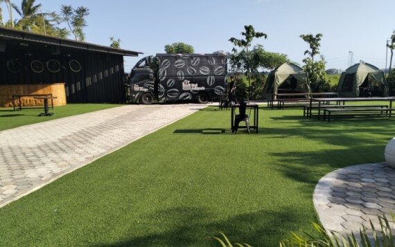 שומרים על הגבולות: מדוע חשוב לתחום את משטחי הדשא הסינתטי