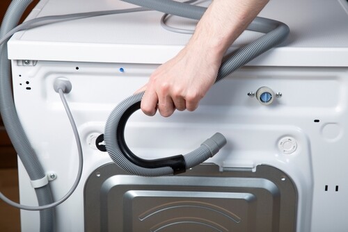 התקנת מכונת כביסה: איך מחברים נכון ושומרים על הצנרת בבית