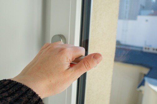 תיקון והחלפת ידית בחלון ממ"ד: כל מה שאתם צריכים לדעת