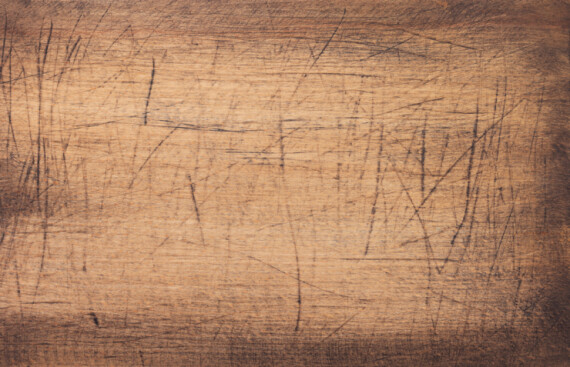 הכל על השולחן: המדריך לתיקון שריטות בשולחן עץ