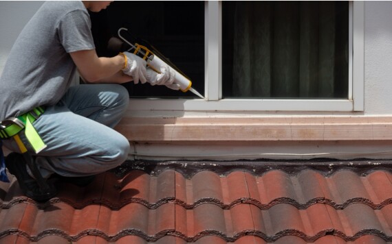 איטום חלונות ודלתות: הכל על מניעת רטיבות ושיפור הבידוד 