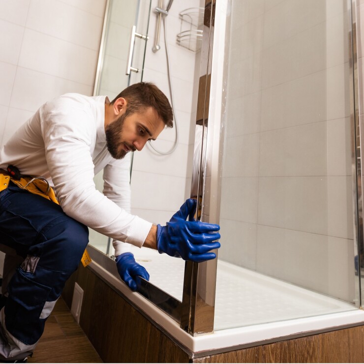 מפנים מקום: המדריך המלא על החלפת האמבטיה למקלחון