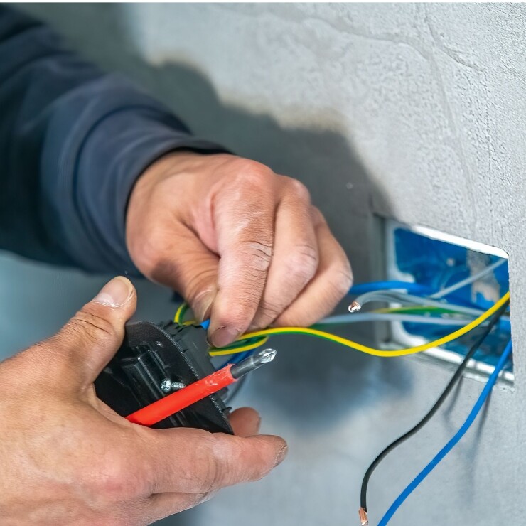 הזזת מתג חשמל: מתי חובה לשבור קיר ומתי לא? 