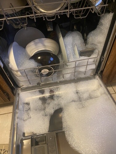 המדריך המלא להתמודדות עם הצפות והקצפות במדיח הכלים