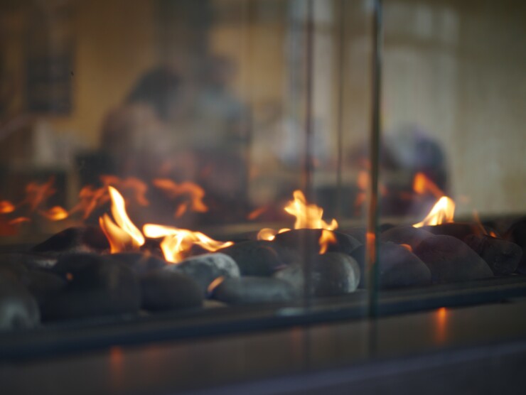 לחמם את הבית ואת האווירה: המדריך המלא להתקנת קמין גז