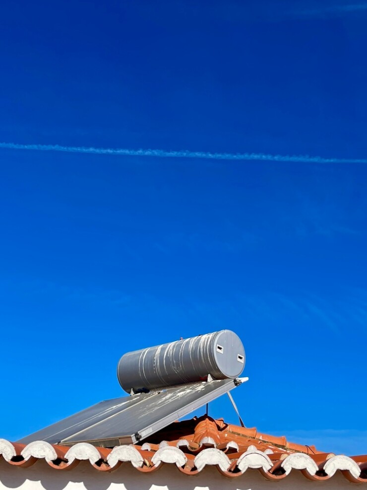 הגשם חזר ואיתו הקצר: למה הדוד מקפיץ את החשמל דווקא בחורף?