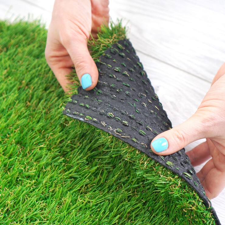 איך לנקות דשא סינתטי בלי להרוס אותו