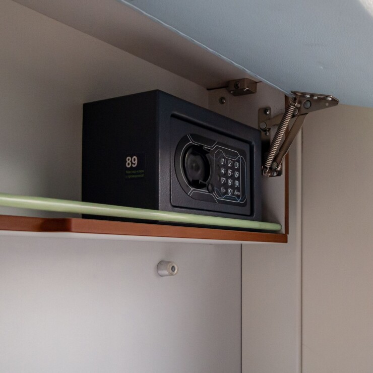 קופסה קטנה עם אחריות גדולה: כך תתקינו כספת ביתית