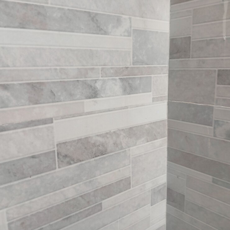 גובה הקרמיקה באמבטיה: עד לאן כדאי לחפות את הקיר