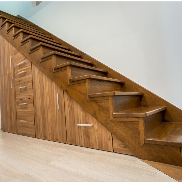 חלל קטן עם פוטנציאל גדול: איך בונים ארון מתחת למדרגות?