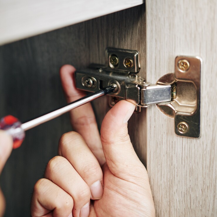 תיקון צירים בארונות המטבח: לבד או בעזרת הנדימן?