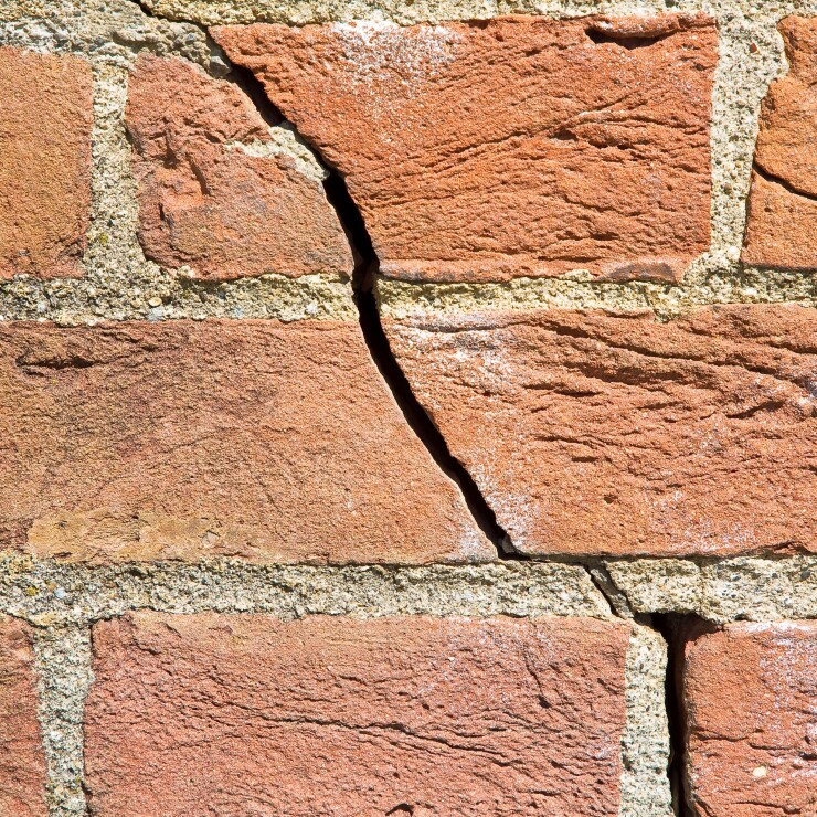 סדקים בקירות: מתי זו בעיה קוסמטית ומתי נזק כבד