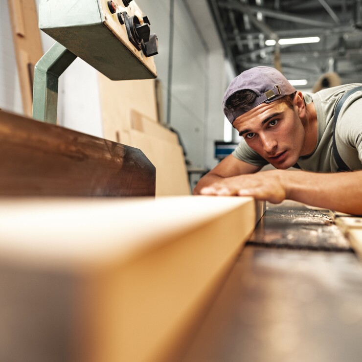 רהיטים לבית ולגינה: להזמין מנגר או מקטלוג?