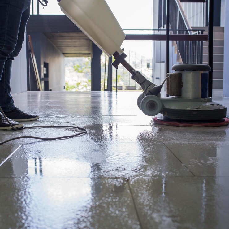 מחזירים את הברק לשיש: הכל על ליטוש רצפת שיש