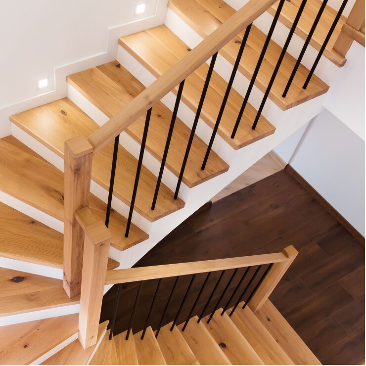 עולים מדרגה: הכל על בניית מדרגות עץ לבית