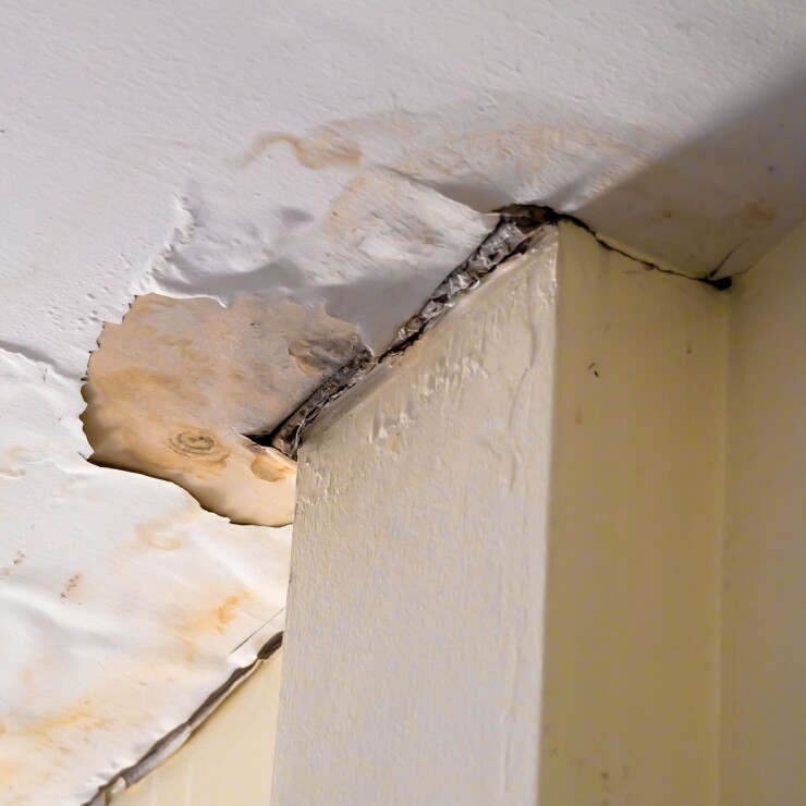 המדריך לתיקון רטיבות חוזרת בתקרה