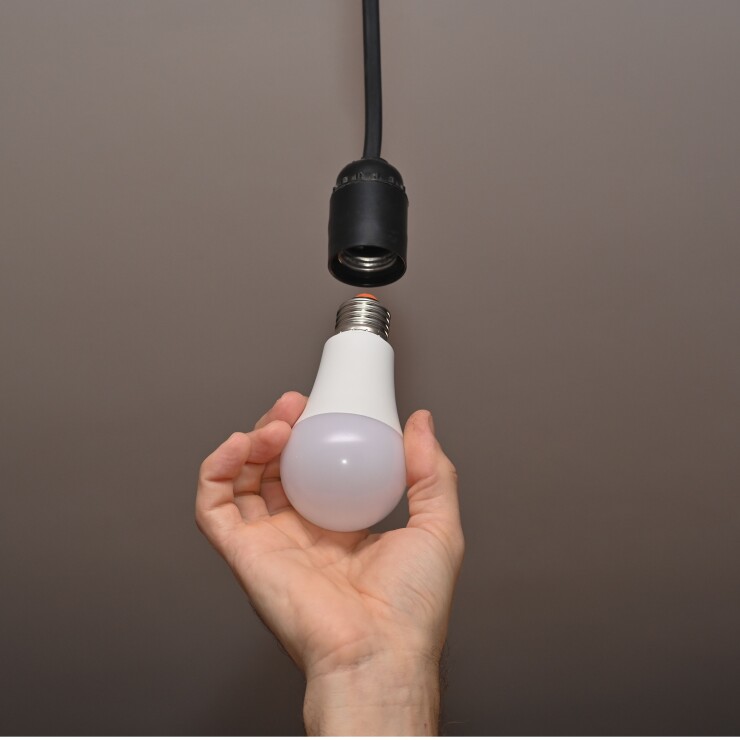 החשמל בבית מרצד: למה הנורות מהבהבות גם כשהן כבויות