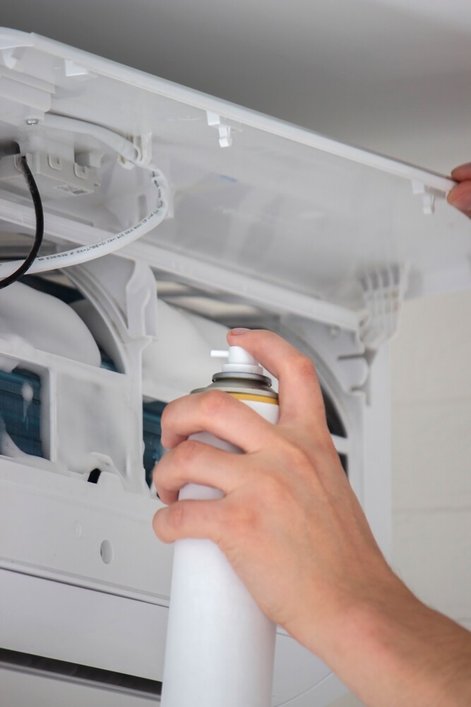 ניקוי מזגן DIY: כך תעשו את זה נכון (ומה ממש לא כדאי לעשות)