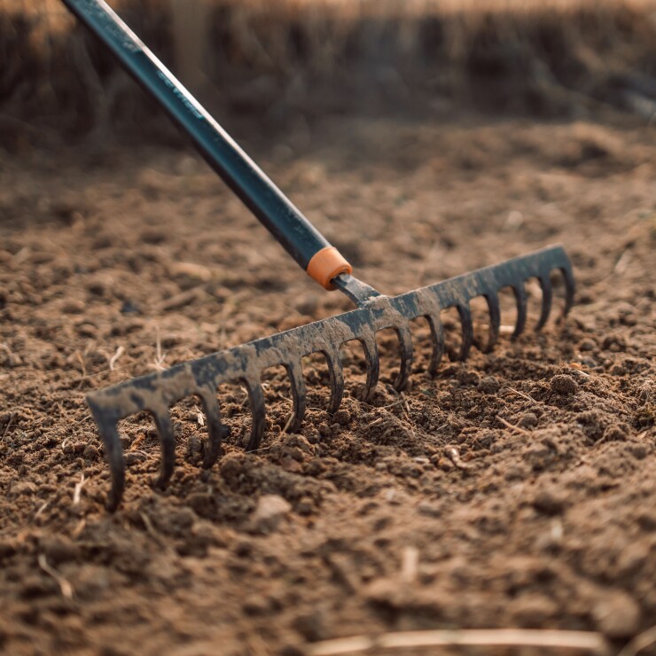 יישור אדמה בהקמת גינה חדשה: הבסיס לכל תכנון מוצלח