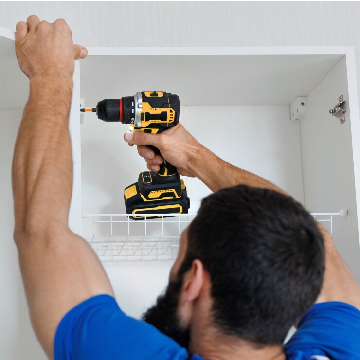 קיבוע רהיט לקיר: איך לקבע ארון או ספרייה לקיר? 