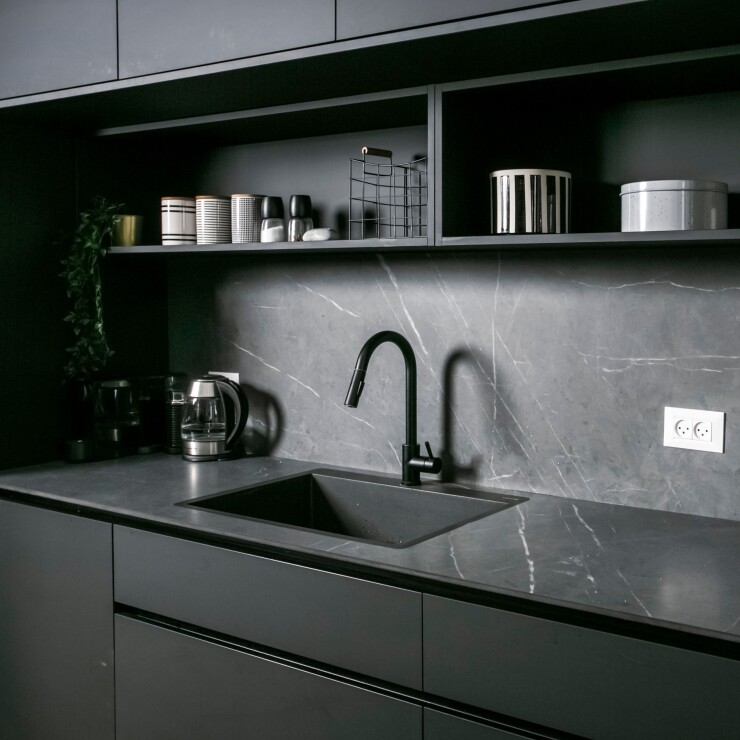 מדביקים שיש למטבח? מה חשוב לדעת על תיקונים עתידיים