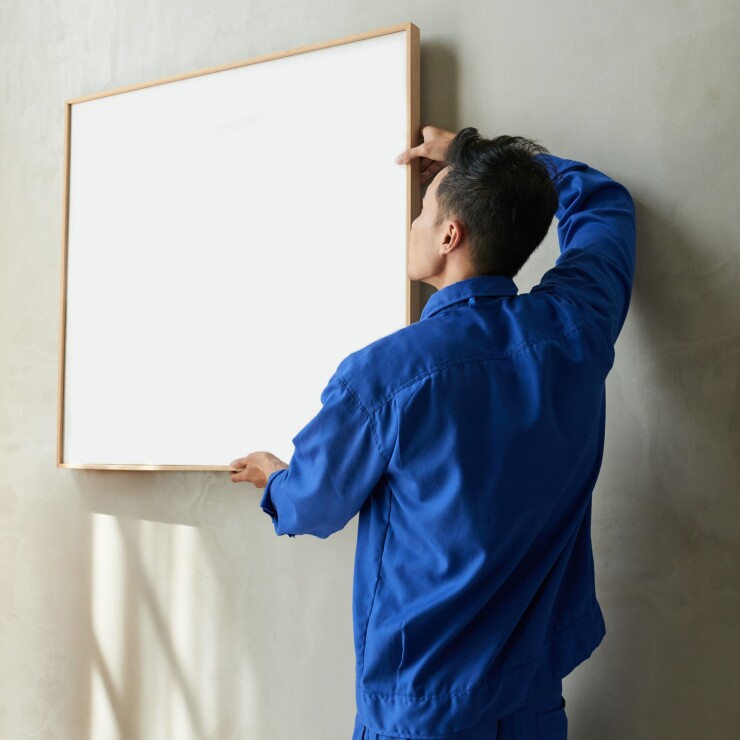  בגובה העיניים: המדריך המלא לתליית תמונה