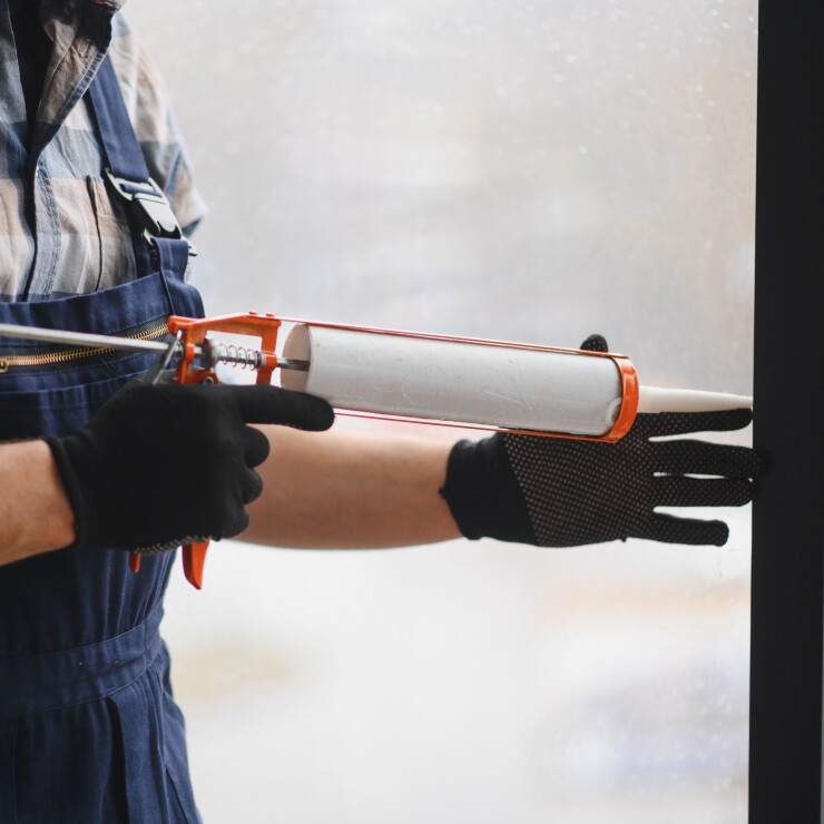 איטום חלונות ודלתות: הכל על מניעת רטיבות ושיפור הבידוד 