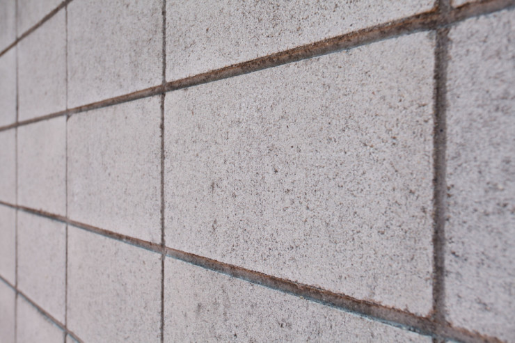 פנימי או חיצוני: כל מה שצריך לדעת על בניית קיר בלוקים