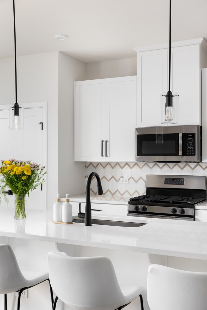 עיצוב הבית בלבן: מדריך מלא למטבחים, פרגולות ועיצוב נקי ומואר!