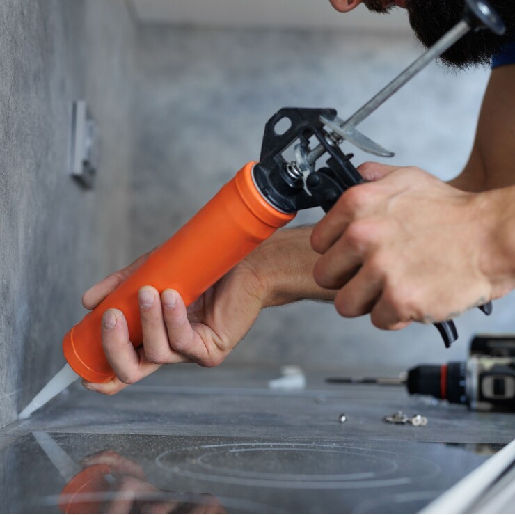 סובלים מרטיבות במטבח? כך תמנעו כשלי איטום בין השיש לקיר