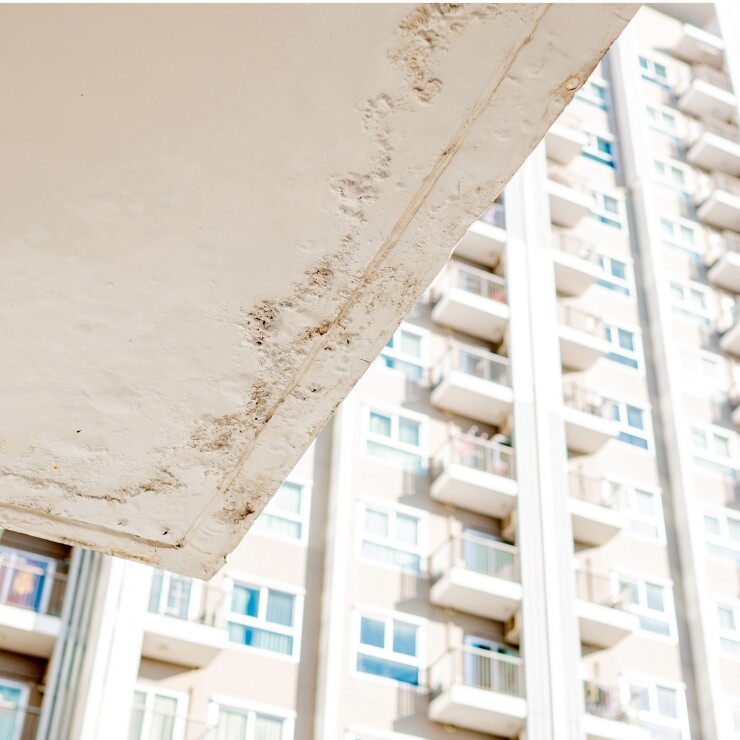 איתור נזילה במרפסת או בגג המבנה: המדריך המלא