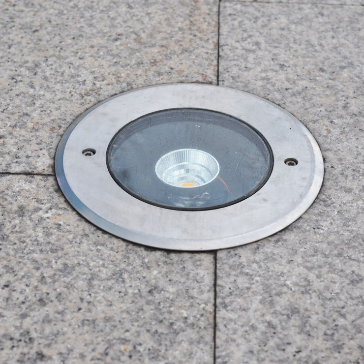 נקודות של אור: כך תטמיעו תאורה בתוך הריצוף בבית ובגינה 