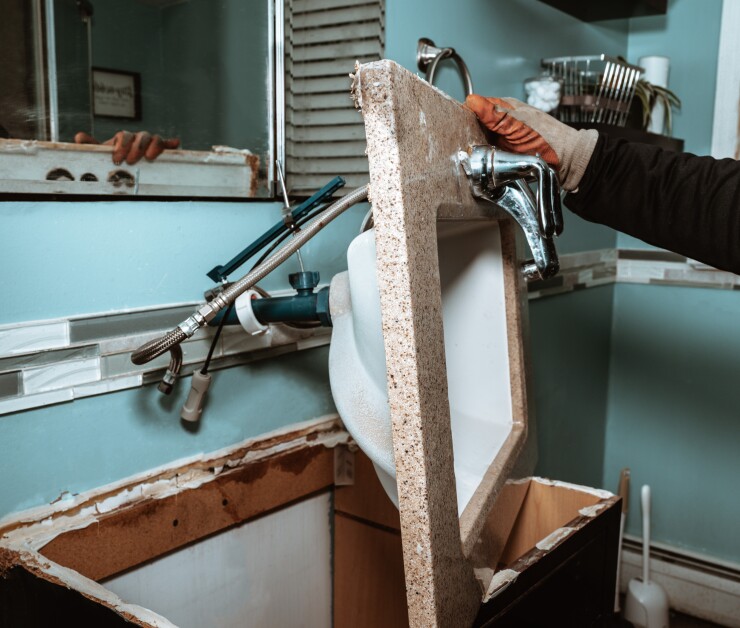 הסודות של האינסטלטורים: כל מה שחייבים לדעת על החלפת כיור אמבטיה מושלמת