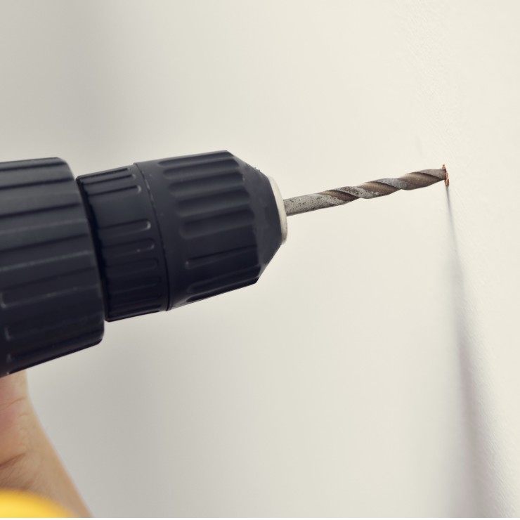 איך לקדוח בקיר מבלי לפגוע בצנרת החשמל?