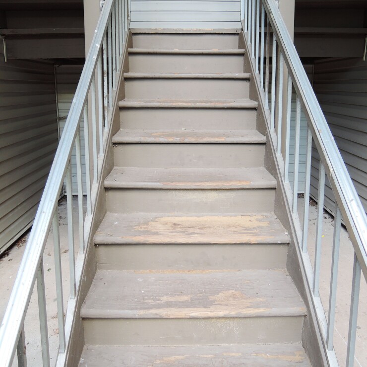 מדרגות שקועות בכניסה לבית: הסיבות לבעיה ואפשרויות התיקון